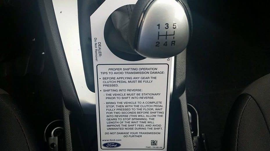 La «brillante» idea de Ford: Instrucciones de cómo usar un cambio manual al comprar tu coche