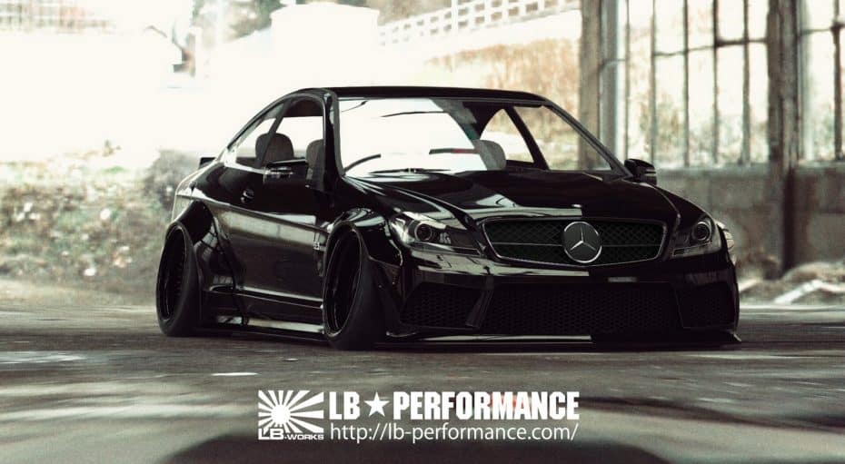 Liberty Walk radicaliza el Mercedes-AMG C63 Coupé ¿Obra de arte o destrozo?