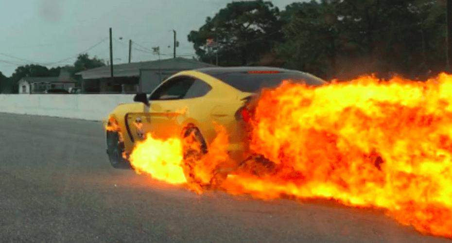 Esto es lo que pasa cuando tu Ford Mustang GT350 se convierte en una bola de fuego a 160km/h