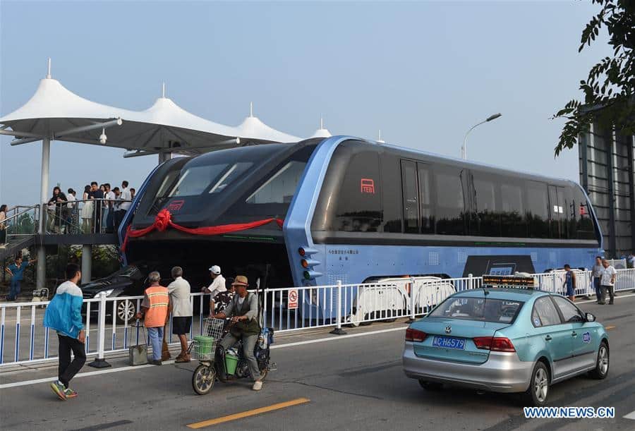 ¿Recuerdas el autobús chino que «vuela» por encima de los coches? ¡Pues ya es una realidad!