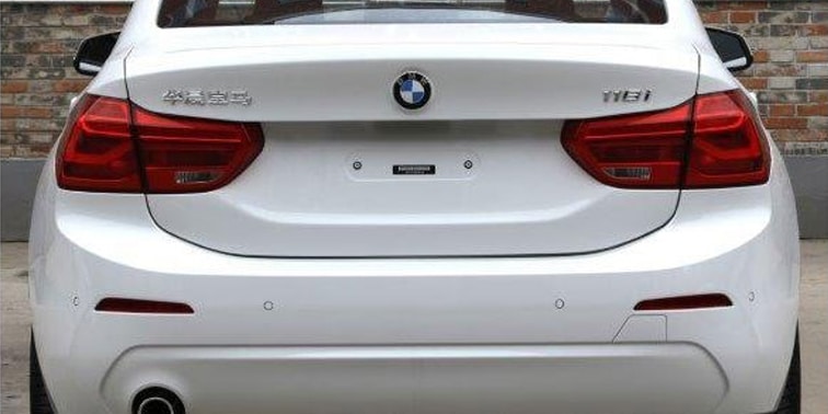 El BMW Serie 1 Sedán nos enseña su trasero: Sólo para China