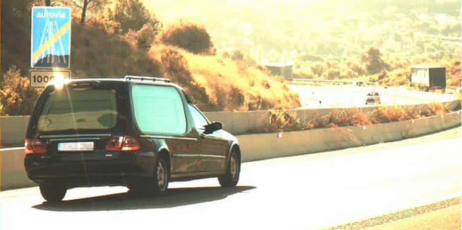 ¡Para haberse matao’!: Conducía un coche fúnebre sin carnet y a más velocidad de la permitida