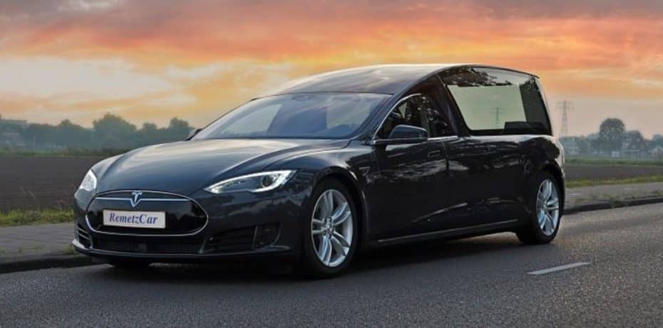 Ir en coche eléctrico hasta el cielo ya es posible: Ojo este Tesla Model S fúnebre