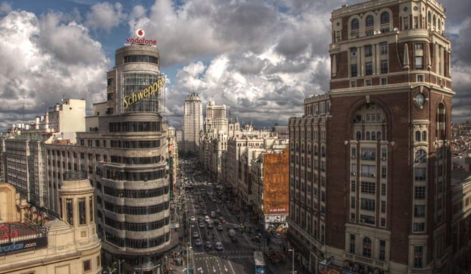 Caos en Gran Vía: Todas las motos de la calle multadas y ni en el Ayuntamiento saben el porqué