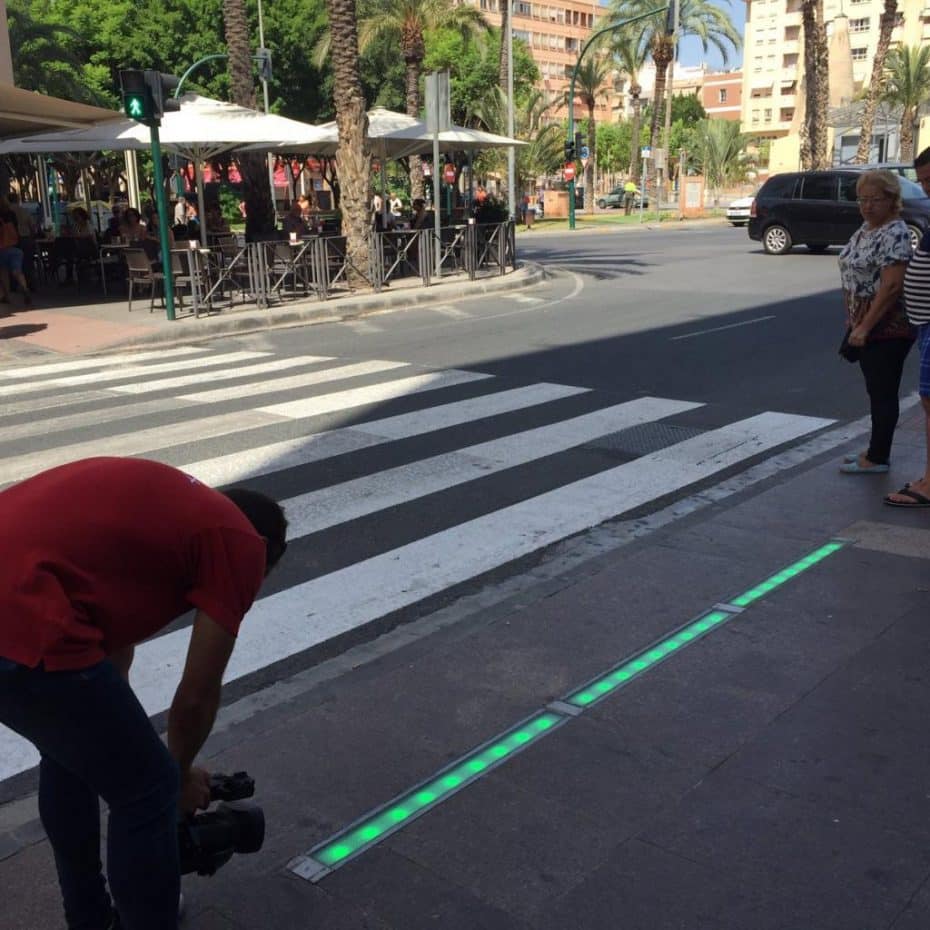 ¿Semáforos de suelo para adictos al móvil? Esta original idea ya es una