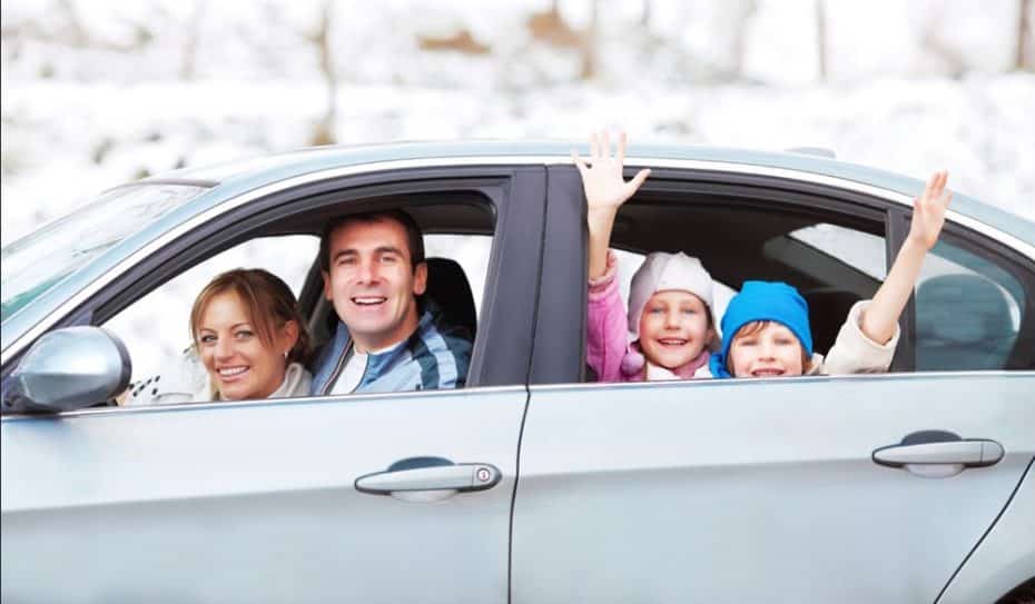 ¿Qué más hacemos los españoles en el coche aparte de conducir? Atento a este revelador estudio