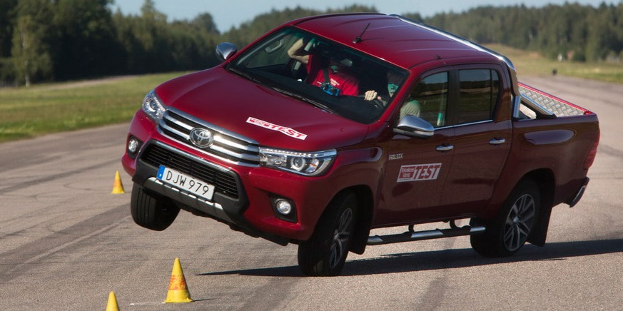 El Toyota Hilux la lía otra vez en el test del alce: Aquí el vídeo y los rivales