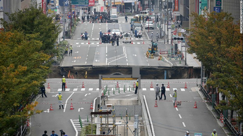 ¡Tierra trágame!: Vas conduciendo por una ciudad en Japón y, de repente, se hunde la calle entera