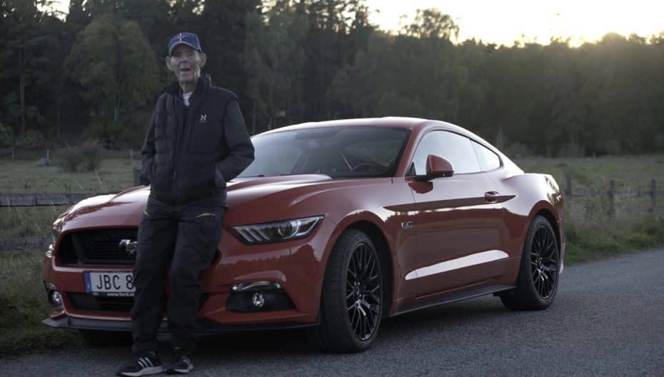 ¿Conducir un Ford Mustang GT V8 MY2016 con 97 años? Lo de este sueco si que es amor verdadero