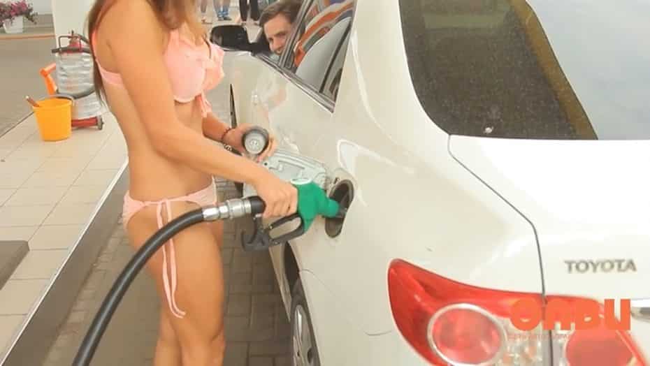 Ojo a esta peculiar oferta: Si repostas en bañador o bikini te regalan un depósito de combustible