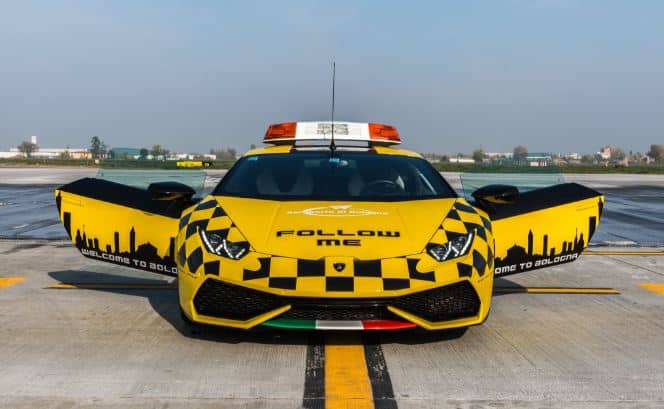 Si te flipan los coches de la policía de Dubái, mira el nuevo ‘Follow Me’ del aeropuerto de Bolonia