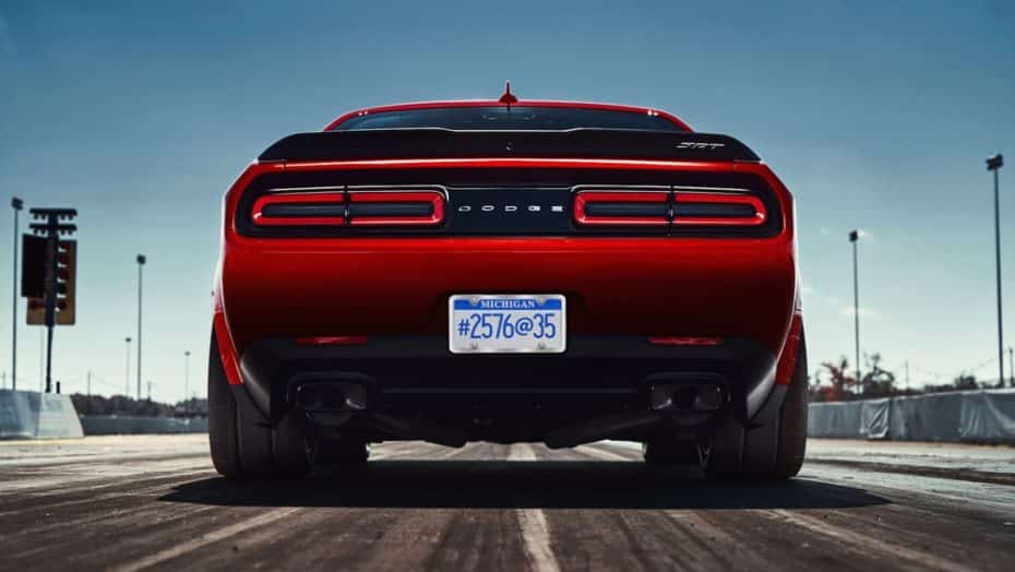 ¡Estremecedor! Así queman rueda las enormes gomas del Dodge Challenger SRT Demon entre bramidos