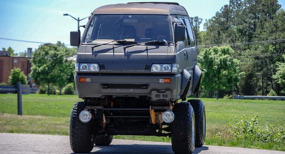 Ojo a este Mitsubishi Delica de 1991 ¡Serás el terror de las mamis cuando dejes a tus hijos en el cole!