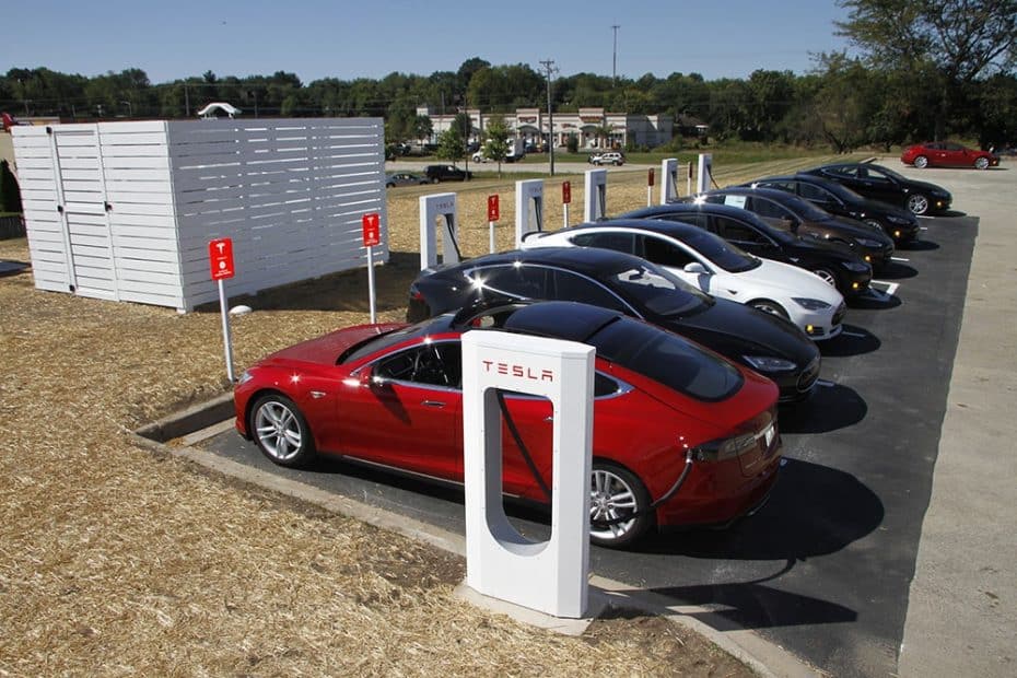 Con 300.000 coches eléctricos y 11.000 electrolineras frenaríamos el cambio climático en España