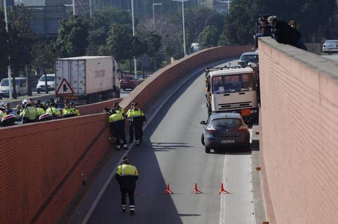 Conducía un camión de butano en dirección contraria por Barcelona y tuvo que ser reducido a tiros