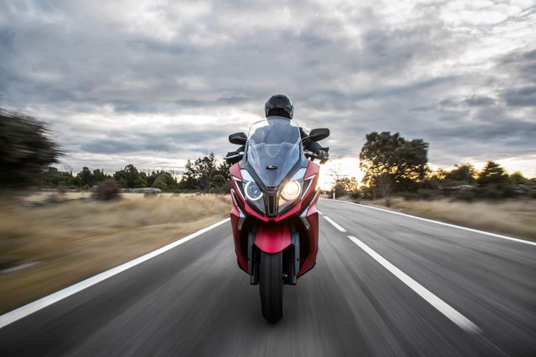 Con lluvia la adherencia de la moto se reduce hasta 50%