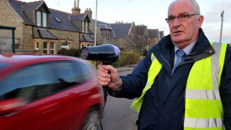 Ni radares ni semáforos ¡En Escocia los excesos de velocidad se evitan con secadores de pelo!