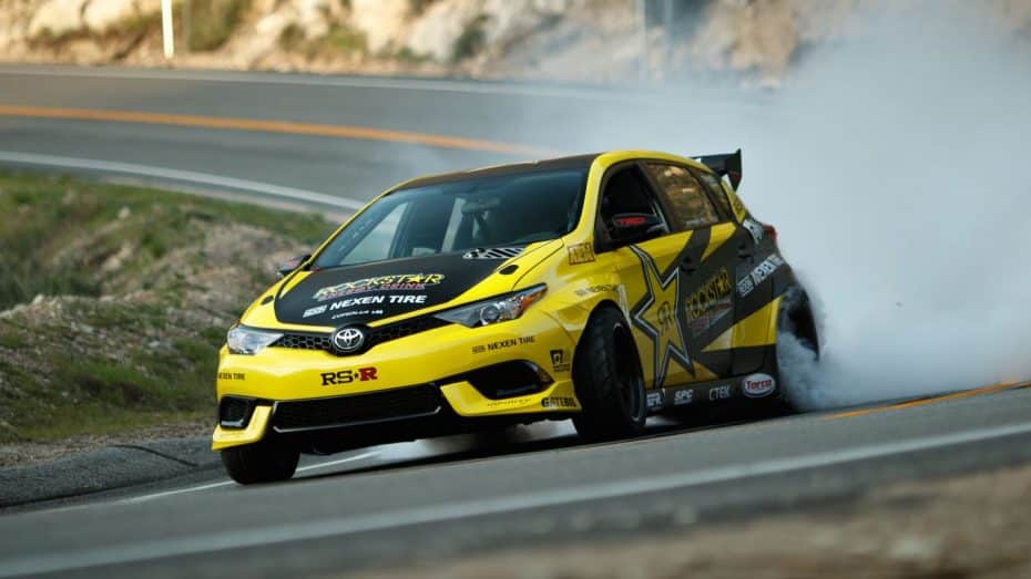 ¿Te parece aburrido el Toyota Auris? Este con más de 1.000 CV preparado para hacer drift seguro que no…