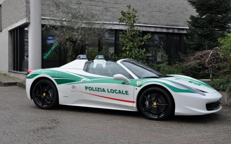 Este Ferrari 458 Spider decomisado será el nuevo juguete de la policía local de Milán…