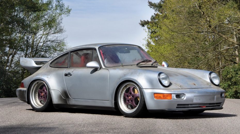 Este extraño Porsche 911 RSR de 1993 puede que necesite varios lavados… pero es toda una joya