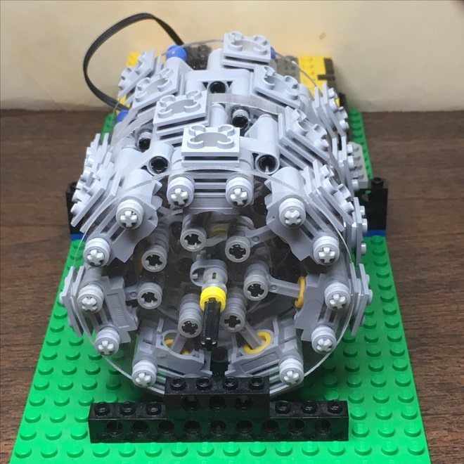 Ojo a este motor radial de 28 cilindros hecho con LEGO: Te fascinará verlo en movimiento
