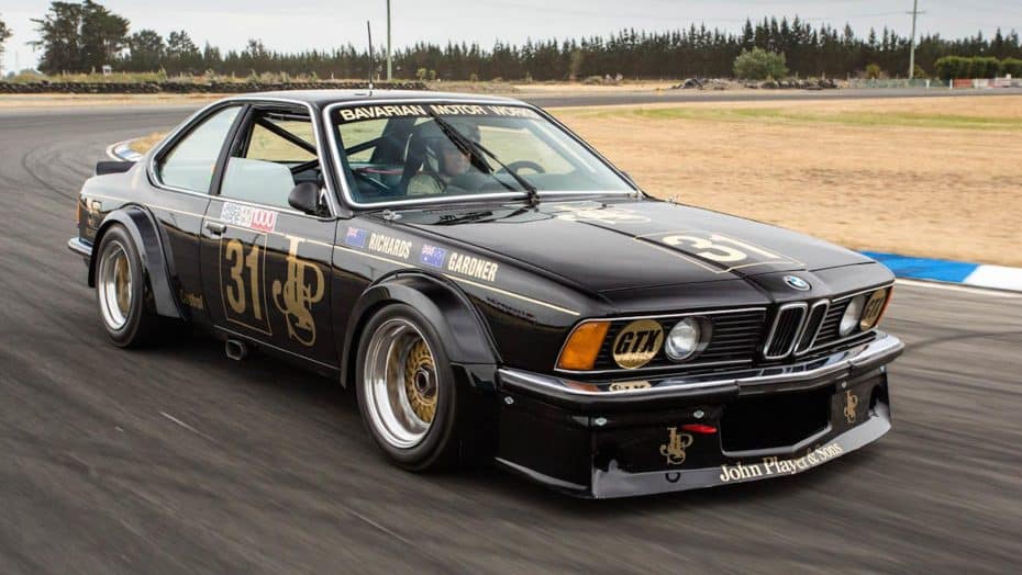 Después de 30 años este BMW 635 CSi JPS ¡Vuelve al circuito como nuevo!