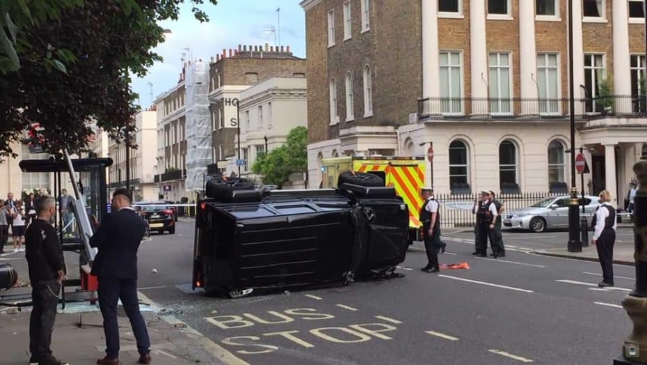 Por increíble que parezca, un Toyota Prius ha hecho volcar a este BRABUS G500 4×4² en Londres