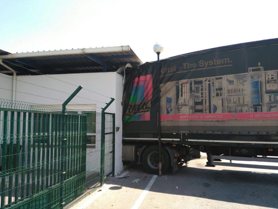 Cuando un «No hay huevos» acaba con un camión empotrado en la fábrica de Iveco