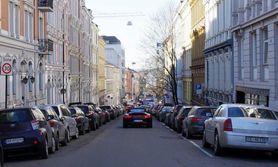 ¿Eliminar los aparcamientos de las calles? En Oslo se va a acabar lo de llevar el coche al centro…