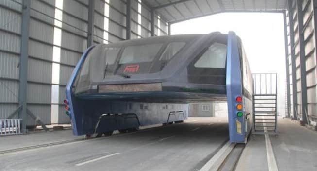 Ni presente ni futuro, el autobús chino que volaba por encima de los coches solo fue una gran estafa