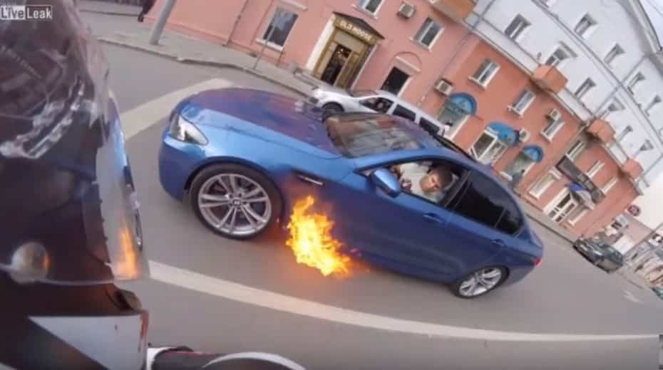 Este BMW M5 arde de forma espontánea y la reacción del conductor nos ha dejado alucinando…