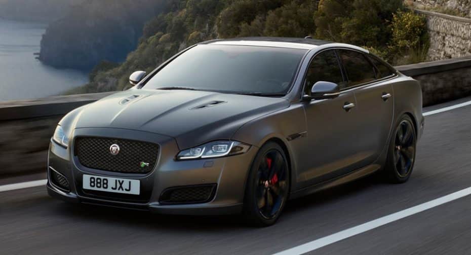 El felino más grande y salvaje se llama Jaguar XJR575: Berlina de lujo y poderoso buque insignia