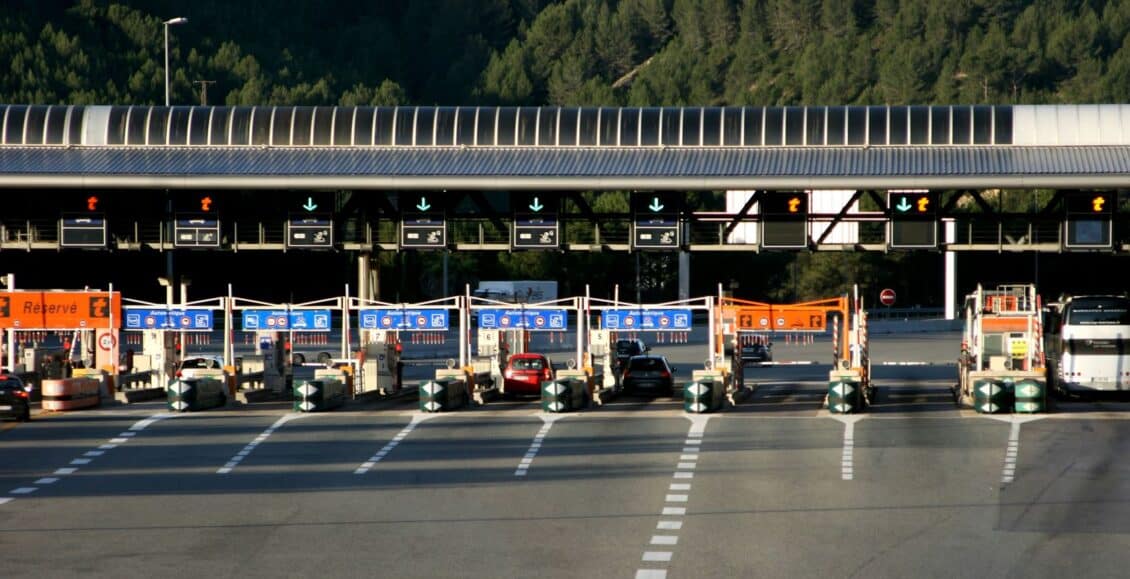 Ya puedes circular sin peajes en la AP-7 y la AP-4: Hay quien cenó en Nochevieja en la autopista para celebrarlo