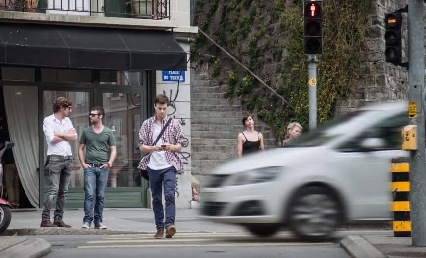 ¡Verídico! Llega la ‘Ley del Caminante Distraído’: Hasta 85 euros de multa por cruzar mirando el móvil
