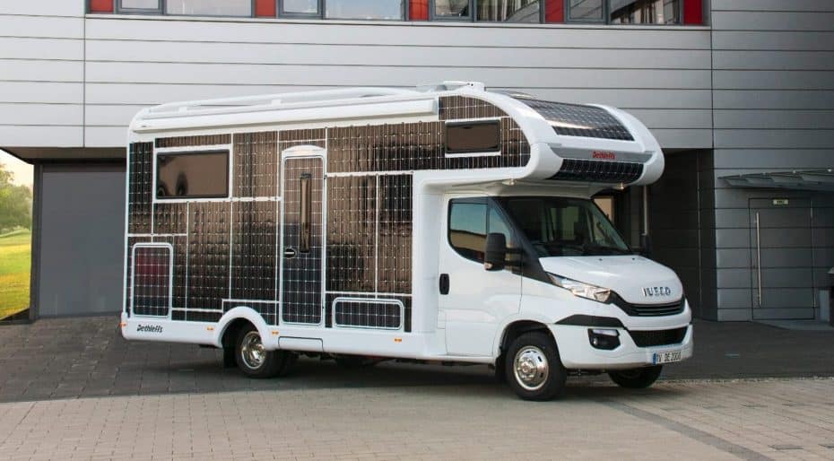 Dethleffs está experimentando con esta autocaravana recubierta de paneles solares ¡100% eléctrica!