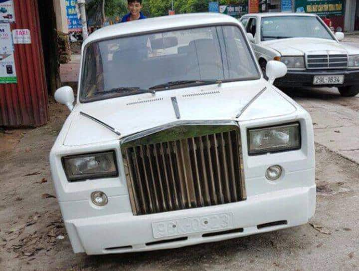 Un Lada convertido en un Rolls-Royce «de pega» ¡Ojo al destrozo de la semana!
