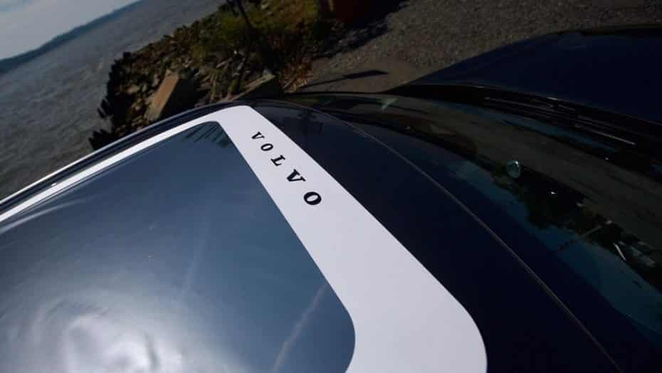 El último invento de Volvo te permite ver el eclipse solar a través del techo panorámico de tu XC60