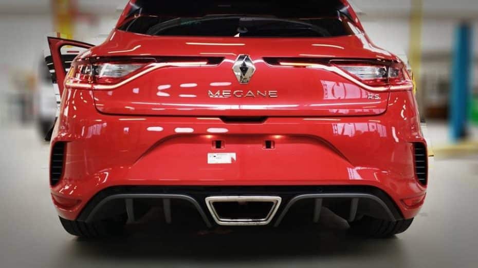 El Renault Mégane RS se deja ver de nuevo: Ahora en un llamativo rojo que lo hace aún más agresivo