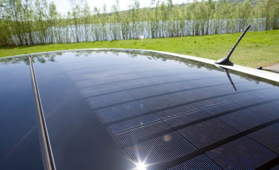 Techos panorámicos con placas solares: La idea de Audi para aumentar la autonomía de sus eléctricos