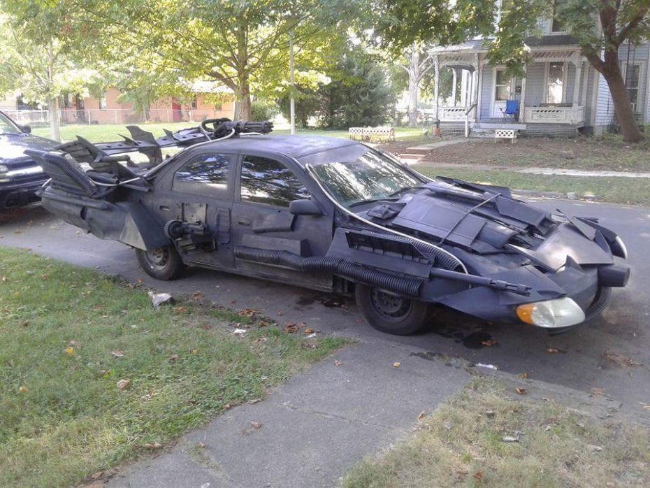 Este singular Batmóvil esconde en su interior un Toyota Camry ¡Y puede circular por la calle!