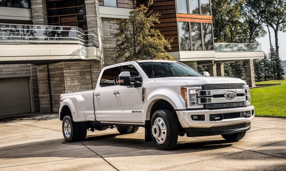 ¿La mejor solución para arreglar medio millón de Ford Super Duty? Bien de cinta americana