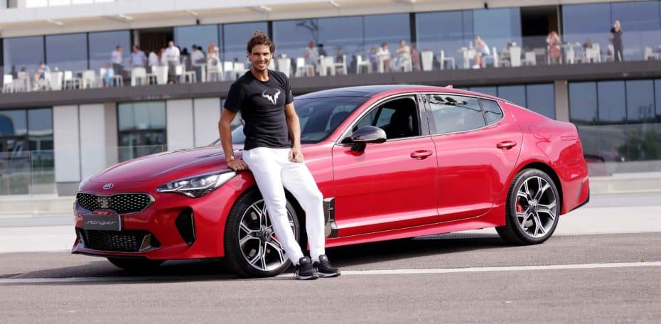 Rafa Nadal ya luce su nuevo coche, un Kia Stinger V6 biturbo de 3,3 l y 370 CV