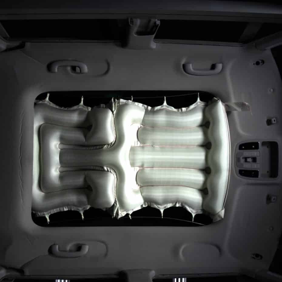 Aquí llega lo último en seguridad pasiva ¡Un airbag que sale del techo