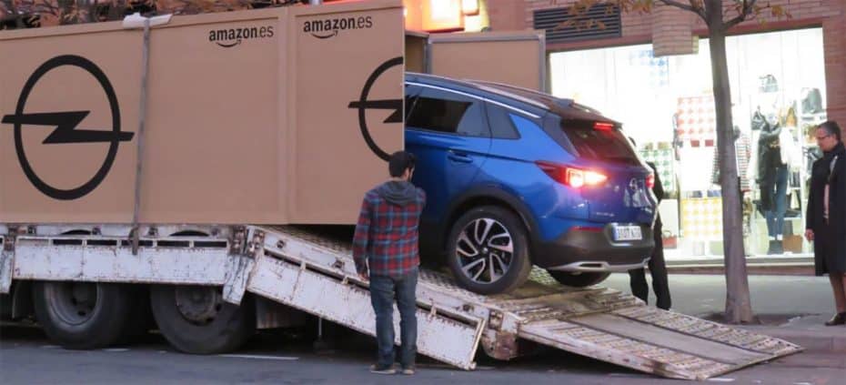 ¡Amazon España entrega su primer coche! Y ha llegado con todos los honores a su dueño…