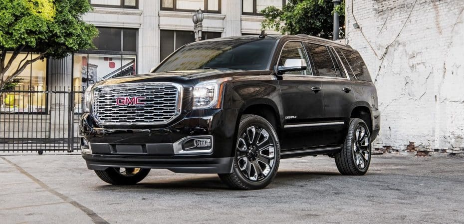 ¿Eres fan de los monstruos sobre cuatro ruedas? El GMC Yukon Ultimate Black Edition es tu coche