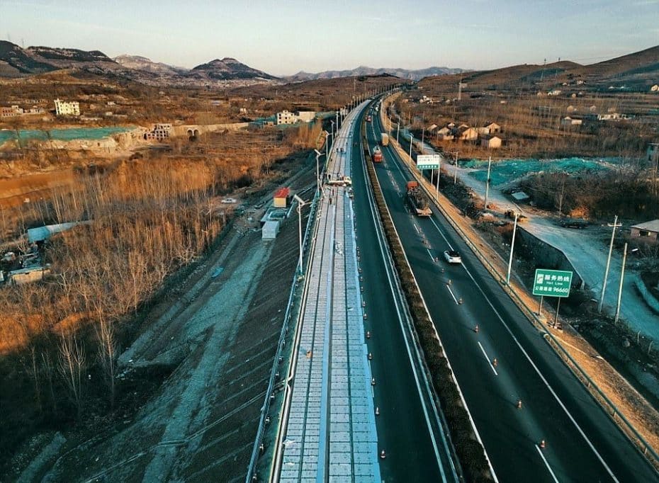 China ya tiene listo su primer tramo de carretera solar ¡Y es capaz de recargar coches eléctricos!