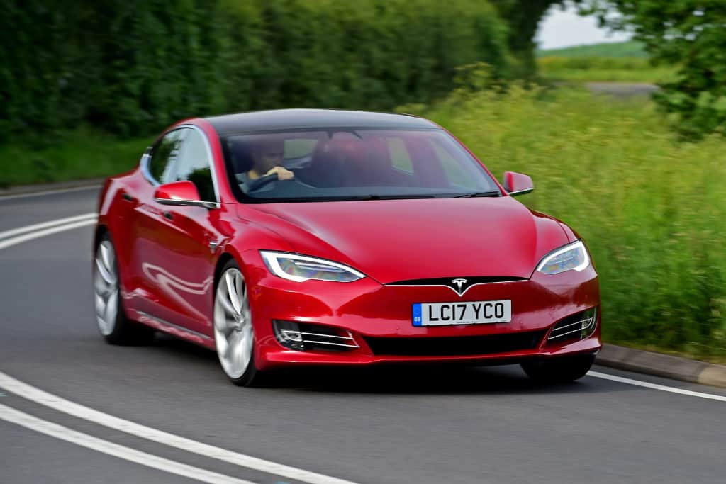 El Tesla Model S, rey de la tecnología y el futuro, comparte estos 12 componentes con coches ya veteranos