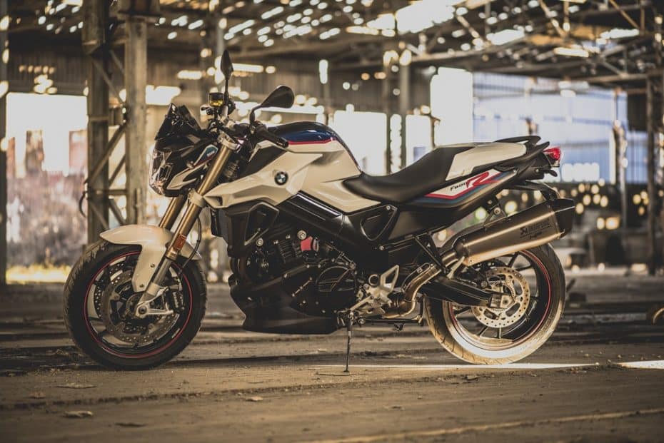 BMW F 800 R Akrapovic: Una edición muy especial que eleva a la enésima potencia la conducción deportiva