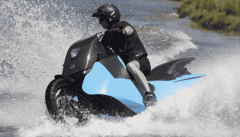 Una scooter que se convierte en una moto de agua ¡Ojo a esta creación de lo más loca!