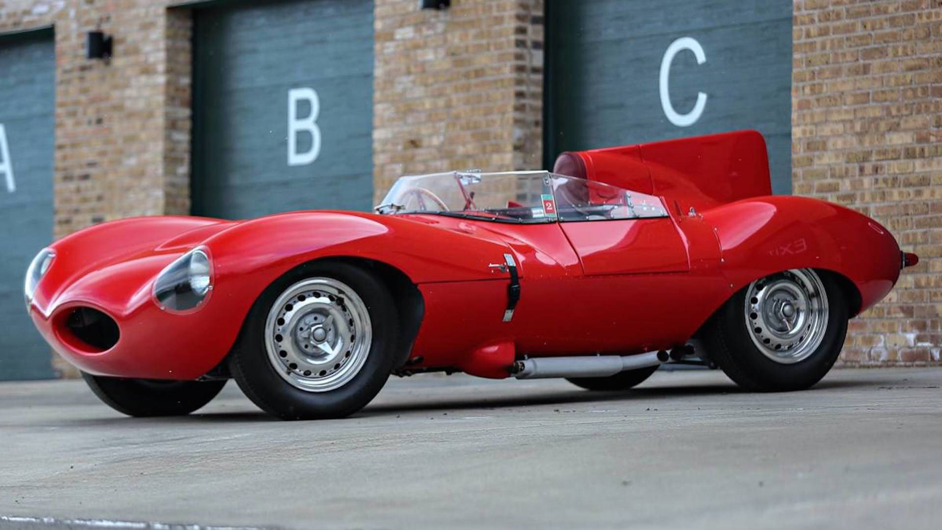 Este Jaguar D-Type fue del mítico Bernie Ecclestone, y ahora puede ser tuyo a golpe de subasta…